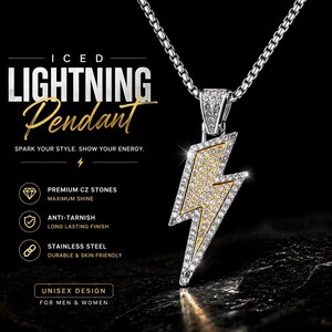 Pode incluir: Pingente de raio gelado com pedras CZ premium, acabamento anti-manchas e corrente de aço inoxidável. O pingente tem um centro dourado e é rodeado por pedras transparentes. O texto diz "Spark your style. Show your energy." e "Unisex design for men & women."