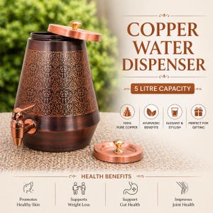 Peut inclure: Un distributeur d'eau en cuivre d'une capacité de 5 litres. Le distributeur présente un motif floral orné et un robinet. Le couvercle est ouvert, révélant l'intérieur. Le texte sur l'image dit "Copper Water Dispenser".