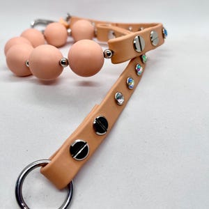 „Peachy Luxe“ BioThane® Hundehalsband mit Schmucknieten