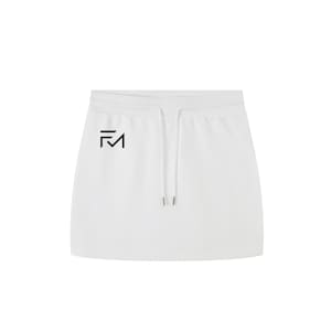 Peut inclure: Une mini-jupe blanche unie dotée d'une taille élastique avec un cordon de serrage blanc assorti. L'avant de la jupe présente un logo graphique noir composé des lettres F et M stylisées avec des lignes géométriques nettes.
