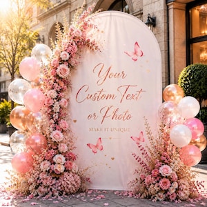 Puede incluir: Un telón de fondo arqueado para eventos con superficie rosa pálido, texto en oro rosa Your Custom Text or Photo y MAKE IT UNIQUE, decorado con gráficos de mariposas rosas, un denso arreglo floral y racimos de globos rosas y transparentes.