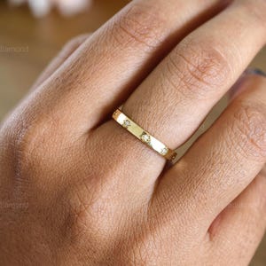 14K massivt guld med graderad diamantinfattning, minimalistisk ring med flera stenar för kvinnor, modern polerad vigselring, smyckesgåva