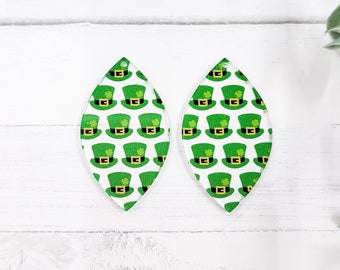 Könnte beinhalten: Ein Paar grüne und goldene Leprechaun-Hut-Ohrringe. Die Ohrringe sind tropfenförmig und haben einen weißen Hintergrund.