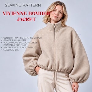 Op de afbeelding: Een naaipatroon voor de Vivienne Bomberjack. Het beige jack heeft een deelbare ritssluiting aan de voorzijde, een bomber-silhouet en volumineuze ballonmouwen. De tekst bevat: SEWING PATTERN, VIVIENNE BOMBER JACKET, CENTER FRONT SEPARATING ZIPPER, BOMBER SILHOUETTE, VOLUMINOUS BALLOON SLEEVE, PRINTABLE PDF FILES, PROJECTOR FILE INCLUDED, SIZES: XXS-3XL.