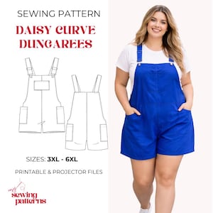 Puede incluir: Una mujer con un peto azul y una camiseta blanca. La imagen muestra un patrón de costura para petos Daisy Curve, tallas 3XL a 6XL. El patrón incluye archivos imprimibles y de proyector.