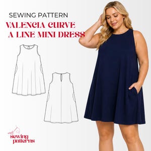Può includere: Abito mini a trapezio blu navy con tasche. L'abito è senza maniche e presenta un dettaglio a goccia sulla schiena. L'immagine include anche un'illustrazione del modello di cucito dell'abito e il testo "SEWING PATTERN VALENCIA CURVE A LINE MINI DRESS".