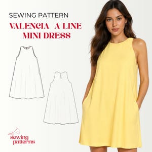 Può includere: Un miniabito giallo senza maniche, a trapezio, con tasche. L'immagine presenta anche un diagramma del modello di cucito e il testo "SEWING PATTERN VALENCIA A LINE MINI DRESS". L'abito è indossato da una modella.