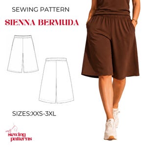 Può includere: Un cartamodello per pantaloncini Sienna Bermuda nelle taglie XXS-3XL. L'immagine mostra un disegno tecnico dei pantaloncini con vista frontale e posteriore, insieme a una fotografia dei pantaloncini marroni indossati con un top e scarpe da ginnastica.
