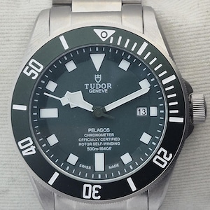 Può includere: Orologio Tudor Pelagos in acciaio inossidabile con quadrante e lunetta verde scuro. Indici e lancette bianche, data alle 3. Il testo "PELAGOS CHRONOMETER" è visibile. Resistente all'acqua fino a 500m.