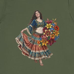 Könnte beinhalten: Ein olivgrünes T-Shirt mit einem Grafikdruck einer Person mit langem braunem Haar, die ein blaues bauchfreies Oberteil und einen mehrfarbigen Stufenrock mit Spitzenbesatz trägt und einen großen Strauß aus leuchtend roten, gelben und blauen Lilien hält.