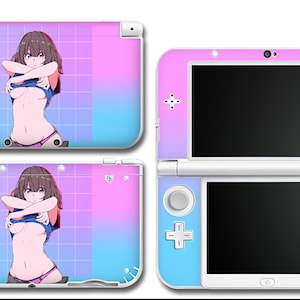 Könnte beinhalten: Eine Nintendo 3DS-Konsole mit einem individuellen Skin, der eine Anime-Illustration einer Frau zeigt. Der Skin hat einen Farbverlaufshintergrund aus Pink, Blau und Weiß. Die Konsole ist weiß und hat schwarze Bildschirme.
