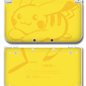 Puede incluir: Consola de juegos portátil Nintendo 3DS LL amarilla con un diseño de Pikachu. La consola tiene un exterior amarillo con una ilustración de Pikachu en la parte superior y el texto "new: 3DS LL" en la parte inferior. La consola tiene detalles en blanco.