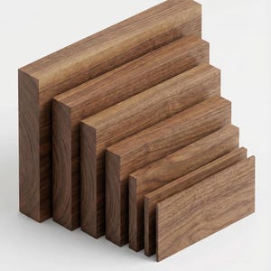 Puede incluir: Conjunto de bloques de madera rectangulares dispuestos en forma escalonada. Los bloques son de un color marrón cálido, mostrando la veta natural de la madera. La disposición crea una exhibición visualmente interesante.
