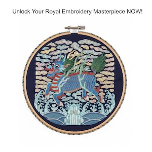 Puede incluir: Un bastidor de bordado redondo con un diseño detallado de una criatura mítica azul, roja y verde. El bordado está sobre un fondo azul oscuro con patrones de nubes y olas. El texto en la parte superior dice: Unlock Your Royal Embroidery Masterpiece NOW!