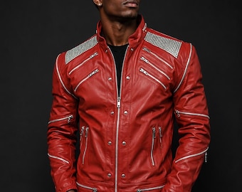 Könnte beinhalten: Eine rote Lederjacke mit Stehkragen, silberfarbenen Metallreißverschlüssen an Brust und Ärmeln sowie silbernen Nietenverzierungen an den Schultern. Die Jacke verfügt über einen zentralen vertikalen Reißverschluss und mehrere Taschen.
