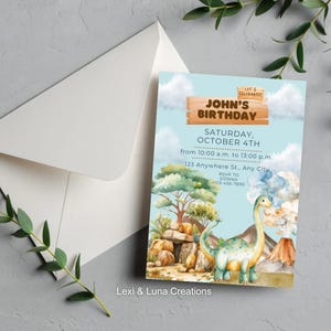 Può includere: Un invito di compleanno a tema dinosauri. L'invito include il testo "John's Birthday" e i dettagli dell'evento. Il design incorpora un'illustrazione ad acquerello di un dinosauro, un vulcano e un paesaggio, con una busta bianca.