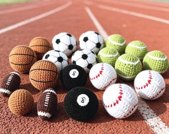 Piłki do gry w koszykówkę, piłkę nożną, baseball, siatkówkę, golfa, footbagi, piłki do żonglowania na stopach o tematyce sportowej, robione na szydełku, do zabawy na świeżym powietrzu
