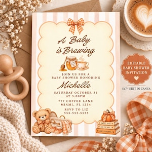Può includere: Un invito rettangolare per baby shower con sfondo a righe arancione chiaro e bianco. Il testo recita A Baby is Brewing, in onore di Michelle sabato 31 ottobre alle 15:00 al 777 Coffee Lane, Miami, FL 1234. Include un orsacchiotto, un vasetto di miele e una tazza.