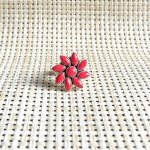 Anello regolabile in argento sterling 925 con pietre preziose e motivo floreale, realizzato a mano.