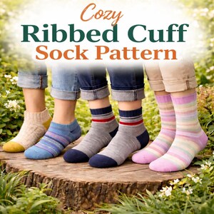 Può includere: Vengono mostrate diverse paia di calzini a coste in vari colori e fantasie. I calzini includono disegni blu, grigi e a righe. Il testo "Cozy Ribbed Cuff Sock Pattern" è nella parte superiore dell'immagine.