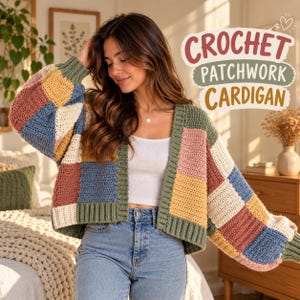 Könnte beinhalten: Eine langärmelige Häkeljacke im Patchwork-Design mit einem quadratischen Muster in Olivgrün, Senfgelb, Altrosa und Creme. Das Kleidungsstück hat einen gerippten olivgrünen Saum und den Text CROCHET PATCHWORK CARDIGAN.