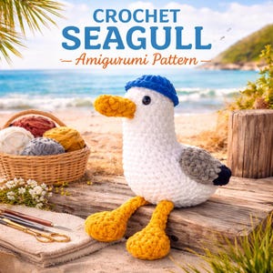 Puede incluir: Un amigurumi de gaviota tejido a crochet con gorro azul, pico y patas amarillas y alas grises. El texto "CROCHET SEAGULL - Amigurumi Pattern" está en la parte superior. Una cesta de hilo y herramientas de crochet en el fondo.