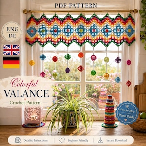 Può includere: Una tendina all'uncinetto colorata con un motivo a zig-zag, che presenta una vivace gamma di colori. La tendina è appesa sopra una finestra, con elementi decorativi pendenti. L'immagine include anche il testo "Colorful VALANCE - Crochet Pattern".