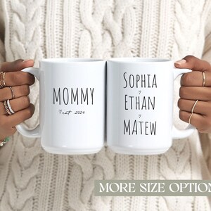 Puede incluir: Juego de tres tazas de cerámica con acabado mate moteado. Las tazas son de color crema, gris claro y gris oscuro. Diseño minimalista, ideal para café o té.