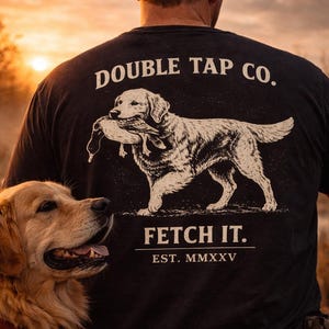 Koszulka z nadrukiem "Polowanie na kaczki" | Koszulka "Fetch It" z labradorem retrieverem | Koszulka z nadrukiem "Polowanie na ptactwo wodne" | Double Tap Co | Męski prezent dla myśliwego na kaczki | Koszulka dla miłośnika labradorów