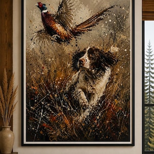 Può includere: Una stampa artistica incorniciata raffigurante un cane spaniel marrone e bianco che corre nell'erba alta, mentre un colorato fagiano con la testa rossa e lunghe piume sulla coda prende il volo in uno stile artistico dinamico.
