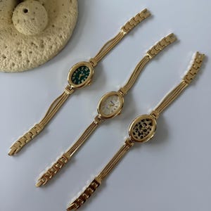 Vintage guldklocka med leopardurtavla, oval ormkedja, retroklocka med romerska siffror, elegant accessoar, minimalistisk armbandsur