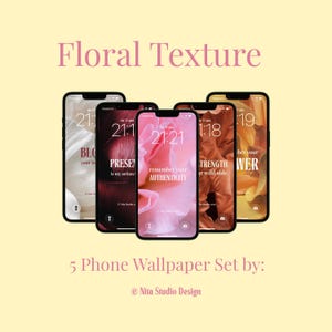 Puede incluir: Un conjunto de cinco teléfonos inteligentes que muestran fondos de pantalla con temas florales. Los teléfonos muestran varias texturas florales en tonos de blanco, burdeos y melocotón. El texto en los teléfonos incluye "BLO", "PRESEN", "AUTHENTICITY", "TRENGTH" y "WER". También se ve el texto "Floral Texture" y "5 Phone Wallpaper Set by: @ Nita Studio Design".