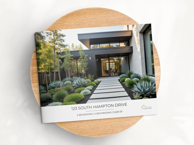 K&ouml;nnte beinhalten: Eine Brosch&uuml;re mit einem modernen Haus mit einem angelegten Vorgarten. Die Brosch&uuml;re zeigt die Adresse "123 South Hampton Drive" und Details: 5 Schlafzimmer, 4 Badezimmer und 297,3 Quadratmeter. Die Brosch&uuml;re liegt auf einem Holztablett.