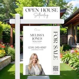以下が含まれることがあります： 上部に「OPEN HOUSE Saturday」と書かれた白い不動産看板。看板には「MELISSA JONES REALTOR」という名前と連絡先情報が記載されています。QRコードと「FOR SALE」という言葉も含まれています。