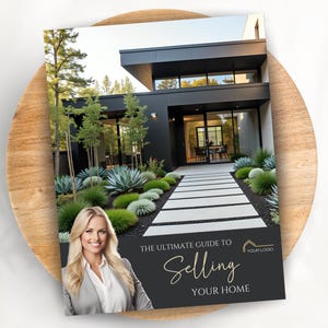 Könnte beinhalten: Eine Broschüre mit dem Titel „THE ULTIMATE GUIDE TO Selling YOUR HOME“ zeigt ein modernes Haus mit einem angelegten Garten. Eine lächelnde Frau in einem Blazer befindet sich unten links. Die Broschüre liegt auf einer Holzoberfläche.