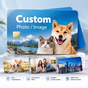 Op de afbeelding: Aangepaste fotokaart met een Shiba Inu hond en een grijs-witte kat tegen een landschapsachtergrond. De kaart toont "Custom Photo / Image" en een gouden chip. Extra kaarten tonen familiefoto's en stadsgezichten.