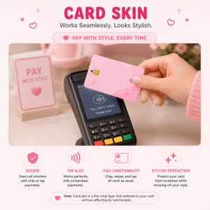 Puede incluir: Una funda de tarjeta rosa con un chip dorado se sostiene cerca de un terminal de pago. La funda de la tarjeta tiene un dise&ntilde;o de coraz&oacute;n y estrella. El texto en la funda de la tarjeta dice "PAY WITH STYLE". La imagen tambi&eacute;n incluye el texto "CARD SKIN" y "PAY WITH STYLE, EVERY TIME."