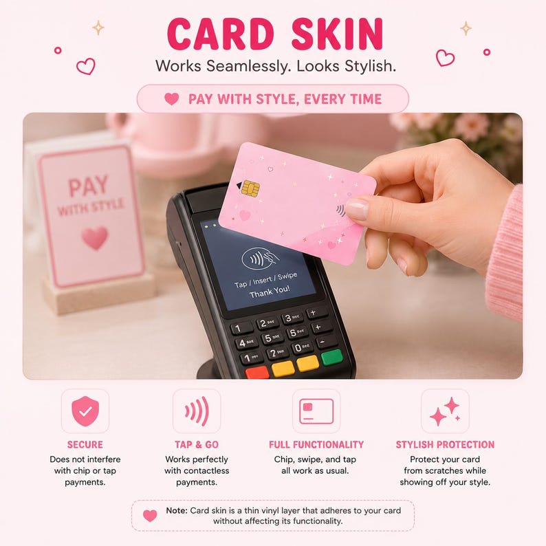 Puede incluir: Una funda de tarjeta rosa con un chip dorado se sostiene cerca de un terminal de pago. La funda de la tarjeta tiene un dise&ntilde;o de coraz&oacute;n y estrella. El texto en la funda de la tarjeta dice "PAY WITH STYLE". La imagen tambi&eacute;n incluye el texto "CARD SKIN" y "PAY WITH STYLE, EVERY TIME."