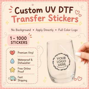 Puede incluir: Pegatinas de transferencia UV DTF personalizadas con un logotipo a todo color. La imagen muestra un vaso transparente al que se le está aplicando una pegatina. Características: vinilo de primera calidad, impermeable y apto para lavavajillas.