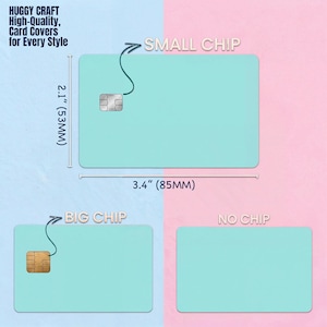 Op de afbeelding: Een turquoise kaartbeschermer van 85 mm x 53 mm, verkrijgbaar in drie chipconfiguraties: kleine chip, grote chip en geen chip. De tekst "HUGGY CRAFT High-Quality, Card Covers for Every Style" is afgebeeld.