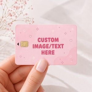 Puede incluir: Una tarjeta de cr&eacute;dito rosa con el texto "CUSTOM IMAGE/TEXT HERE" en rosa intenso. La tarjeta presenta un chip dorado y est&aacute; decorada con peque&ntilde;os corazones, estrellas y brillos. La tarjeta es sostenida por una persona.