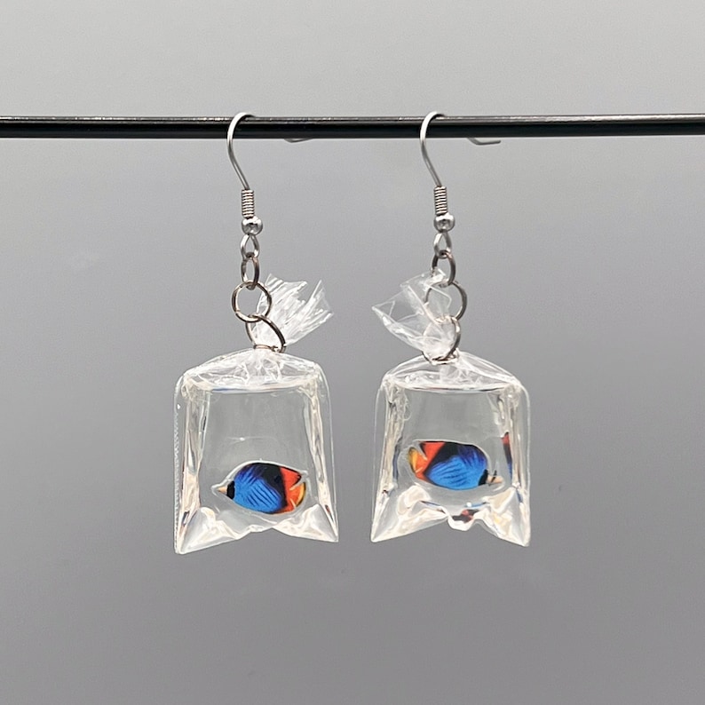 Boucles d'oreilles poisson tropical dans un sac Blue