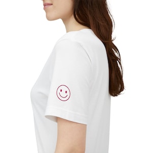 Camiseta de manga corta unisex con cara sonriente minimalista (bordada)