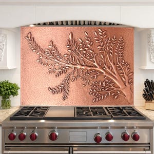 Pannello paraschizzi in rame fatto a mano – Arte con rami e foglie di ulivo