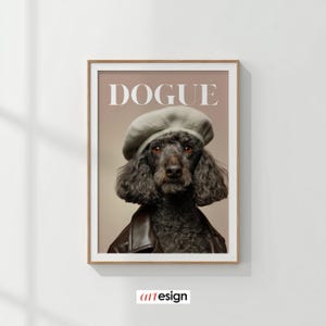 Könnte beinhalten: Gerahmter Kunstdruck mit einem schwarzen Pudel, der ein graues Barett und eine braune Lederjacke trägt. Das Wort "DOGUE" ist oben aufgedruckt. Der Druck befindet sich in einem Holzrahmen und hängt an einer weißen Wand. Modethema.