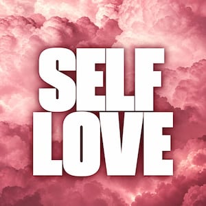 Op de afbeelding: Een grafisch ontwerp met de dikgedrukte witte tekst SELF LOVE gecentreerd over een achtergrond van dichte, pluizige roze wolken. De typografie is strak, schreefloos en in hoofdletters, wat scherp afsteekt tegen de roze lucht.