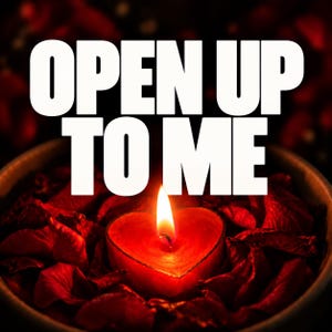 Può includere: Una candela rossa a forma di cuore con una fiamma accesa, inserita in una ciotola piena di petali di rosa rosso scuro. Il testo "OPEN UP TO ME" è visualizzato in grandi lettere maiuscole bianche e in grassetto sopra la candela.