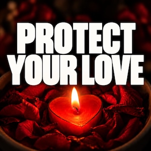 Puede incluir: Una vela roja en forma de corazón con una llama encendida, colocada en un cuenco lleno de pétalos de rosa de color rojo oscuro. El texto PROTECT YOUR LOVE aparece en letras mayúsculas blancas, grandes y negritas en la parte superior.