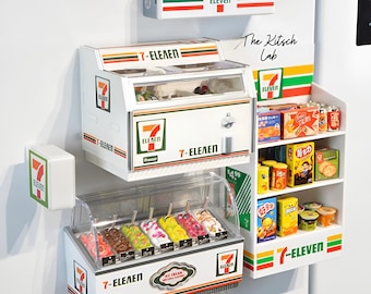 Miniatyr 7-Eleven-butikens presentset – dockhustillbehör i skala 1:12, kitschig dekoration