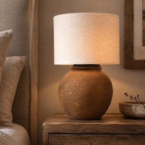 Handgjord bordslampa i Cham keramik, minimalistisk vasfot i keramik, organisk dekor